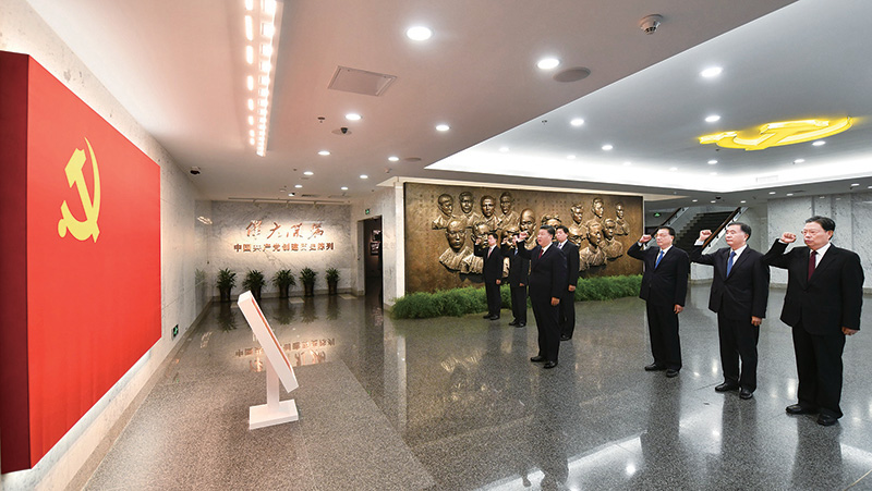 2017年10月31日，中共中央總書記、國家主席、中央軍委主席習近平帶領中共中央政治局常委李克強、栗戰(zhàn)書、汪洋、王滬寧、趙樂際、韓正，瞻仰上海中共一大會址和浙江嘉興南湖紅船。這是31日上午，在上海中共一大會址紀念館，習近平帶領其他中共中央政治局常委同志一起重溫入黨誓詞。 